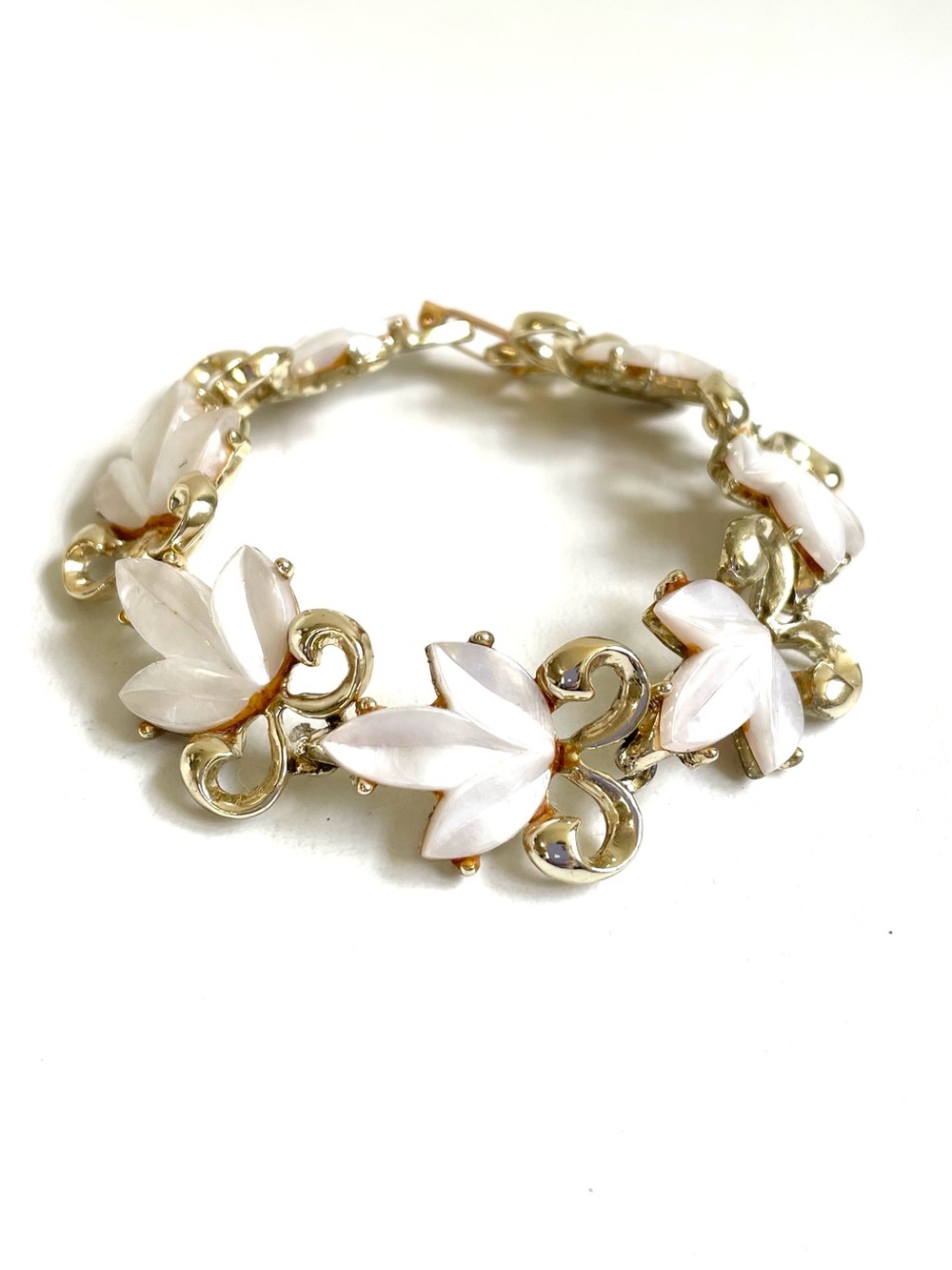 WHITE NACRE FLEUR DE LES LEAF THERMOSET BRACELET GOLD RHODIUM LINKS VINTAGE